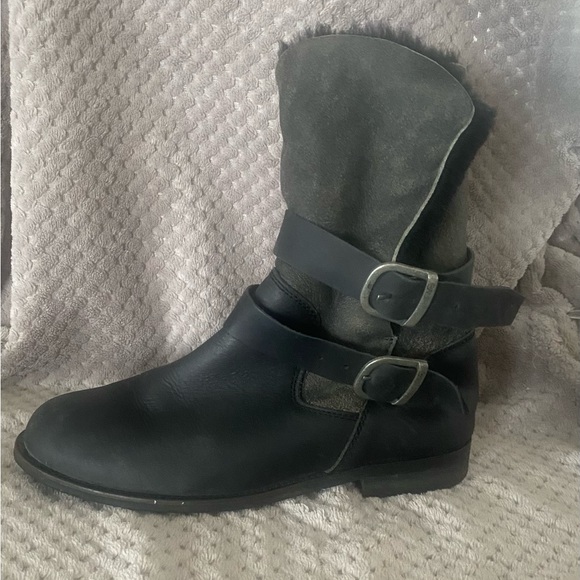 EMU Leather & Sheepskin Lined Boots - Picture 1 of 6